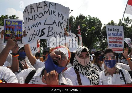 Am 21. Juli 2020 veranstaltete die Masse an Aktionen, die sich der Entertainment Employees Alliance und Entertainment Entrepreneurs angeschlossen hatten, einen friedlichen Protest vor dem Rathaus von DKI Jakarta, Indonesien. In ihrer Aktion forderten sie die Gouverneurin von DKI Jakarta Anies Baswedan auf, während der zweiten Phase der großangelegten sozialen Beschränkung in Jakarta einen Veranstaltungsort für Nachtunterhaltung zu eröffnen. (Foto von Dasril Roszandi/NurPhoto) Stockfoto