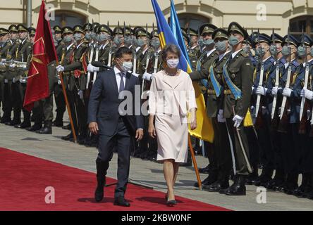 Der ukrainische Präsident Volodymyr Zelensky (L) und die Präsidentin der Schweizerischen Eidgenossenschaft Simonetta Sommaruga (R) überprüfen die Ehrenwache vor ihrem Treffen am 21. Juli 2020 im Mariyinsky-Palast in Kiew, Ukraine. Simonetta Sommaruga ist am 20-23. Juli offiziell in der Ukraine zu Besuch, während der sie den Donbass besuchen und sich mit hochrangigen Vertretern der Zivilgesellschaft treffen will, wie lokale Medien berichteten. (Foto von STR/NurPhoto) Stockfoto