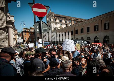 Demonstration von Reisebüros auf der Piazza dei Santi Apostoli, Rom, Italien, am 21. Juli 2020, um angesichts der Wirtschaftskrise im Tourismus aufgrund der Covid-19-Pandemie wirtschaftliche Hilfe von der Regierung zu fordern. (Foto von Andrea Ronchini/NurPhoto) Stockfoto