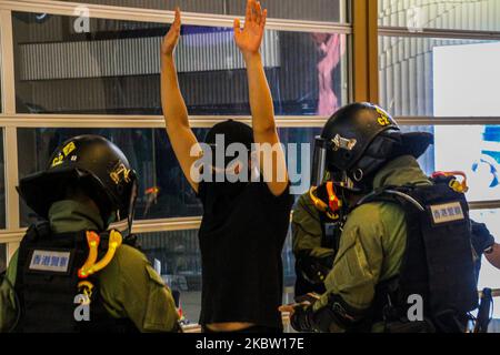 Ein Protestler wird während der Proteste in Einkaufszentren in Yuen Long, Hongkong, von der Polizei festgenommen, 21.. Juli 2020 (Foto: Tommy Walker/NurPhoto) Stockfoto