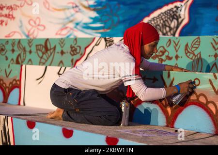 Oumema macht ein Graffiti während eines Hip-Hop-Festivals in Hammamet, Tunesien, am 8. August 2016. (Foto von Emeric Fohlen/NurPhoto) Stockfoto