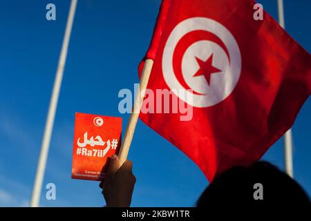 Tunesische Demonstranten schießen am 15. November 2013 bei einer regierungsfeindlichen Demonstration in der Kasba in Tunis, Tunesien, Slogans. Rund 250 Menschen nahmen an dem Protest Teil, indem sie Slogans wie "Move along" (ebenfalls auf den Plakaten) riefen und den Rücktritt der regierenden islamistischen Partei Ennahda forderten. (Foto von Emeric Fohlen/NurPhoto) Stockfoto