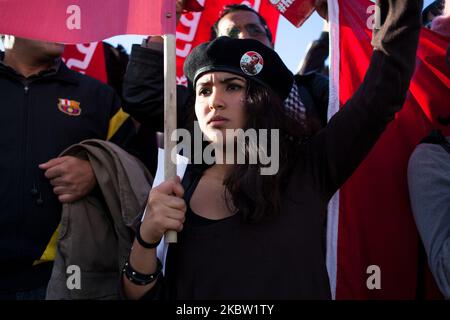 Tunesische Demonstranten schießen am 15. November 2013 bei einer regierungsfeindlichen Demonstration in der Kasba in Tunis, Tunesien, Slogans. Rund 250 Menschen nahmen an dem Protest Teil, indem sie Slogans wie "Move along" (ebenfalls auf den Plakaten) riefen und den Rücktritt der regierenden islamistischen Partei Ennahda forderten. (Foto von Emeric Fohlen/NurPhoto) Stockfoto