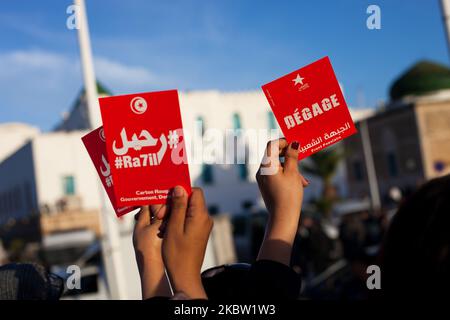 Tunesische Demonstranten schießen am 15. November 2013 bei einer regierungsfeindlichen Demonstration in der Kasba in Tunis, Tunesien, Slogans. Rund 250 Menschen nahmen an dem Protest Teil, indem sie Slogans wie "Move along" (ebenfalls auf den Plakaten) riefen und den Rücktritt der regierenden islamistischen Partei Ennahda forderten. (Foto von Emeric Fohlen/NurPhoto) Stockfoto