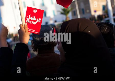 Tunesische Demonstranten schießen am 15. November 2013 bei einer regierungsfeindlichen Demonstration in der Kasba in Tunis, Tunesien, Slogans. Rund 250 Menschen nahmen an dem Protest Teil, indem sie Slogans wie "Move along" (ebenfalls auf den Plakaten) riefen und den Rücktritt der regierenden islamistischen Partei Ennahda forderten. (Foto von Emeric Fohlen/NurPhoto) Stockfoto