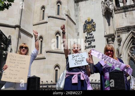BackTo60 und WASPI-Mitglieder kämpfen am 21. Juli 2020 vor den Royal Courts of Justice in London, Großbritannien, Wo der Fall der staatlichen Altersversorgung an das Berufungsgericht gegangen ist und über drei Tage diskutiert wird (Foto by MI News/NurPhoto) Stockfoto