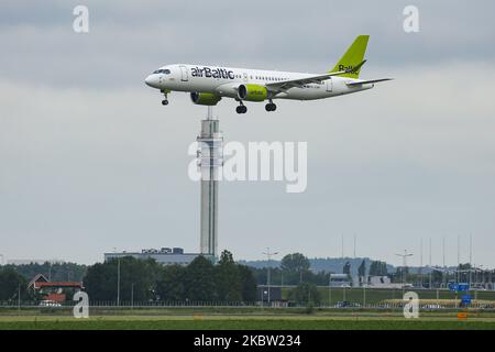 Air Baltic Airbus A220-300-Flugzeuge, wie sie am 2. Juli 2020 auf dem Amsterdam Schiphol International Airport in den Niederlanden beim endgültigen Anflug, bei der Landung und bei der Landung zu sehen waren. Das neue moderne und fortschrittliche Flugzeug trägt die Reistrationsnummer YL-CSN, den Namen Sigulda und wird von 2x PW-Düsenmotoren angetrieben. AirBaltic BT BTI ist die Flaggschiff-Fluggesellschaft Lettlands und operiert von der lettischen Hauptstadt Riga aus mit einer Airbus A220-Flotte, dem ehemaligen Bombardier CS300. Das Unternehmen hat den Betrieb aufgrund der Coronavirus-Pandemie Covid-19 mit Quarantäne- und Sperrmaßnahmen sowie Flügen am 17. März 2020 vorübergehend eingestellt Stockfoto