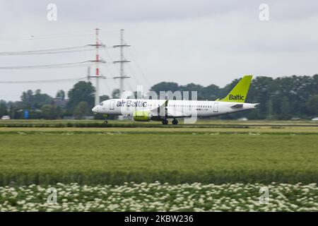 Air Baltic Airbus A220-300-Flugzeuge, wie sie am 2. Juli 2020 auf dem Amsterdam Schiphol International Airport in den Niederlanden beim endgültigen Anflug, bei der Landung und bei der Landung zu sehen waren. Das neue moderne und fortschrittliche Flugzeug trägt die Reistrationsnummer YL-CSN, den Namen Sigulda und wird von 2x PW-Düsenmotoren angetrieben. AirBaltic BT BTI ist die Flaggschiff-Fluggesellschaft Lettlands und operiert von der lettischen Hauptstadt Riga aus mit einer Airbus A220-Flotte, dem ehemaligen Bombardier CS300. Das Unternehmen hat den Betrieb aufgrund der Coronavirus-Pandemie Covid-19 mit Quarantäne- und Sperrmaßnahmen sowie Flügen am 17. März 2020 vorübergehend eingestellt Stockfoto