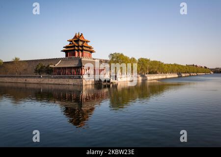 Peking, China, den 10. April 2011. Ein Blick auf den nordwestlichen Turm der Verbotenen Stadt. Es war der chinesische Kaiserpalast von der Ming-Dynastie bis zum Ende der Qing-Dynastie - die Jahre 1420 bis 1912. Es diente fast 500 Jahre lang als Heim der Kaiser und ihrer Haushalte sowie als zeremonielles und politisches Zentrum der chinesischen Regierung. (Foto von Emeric Fohlen/NurPhoto) Stockfoto