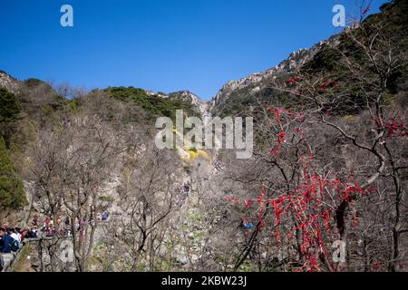 Taishan, China, den 23. April 2011. Ein Blick auf den Berg Tai von der Treppe, einem Berg von historischer und kultureller Bedeutung nördlich der Stadt Tai'an in der Provinz Shandong. Der Berg Tai ist als der östliche Berg der fünf Großen Berge Chinas bekannt. Sie ist mit Sonnenaufgang, Geburt und Erneuerung verbunden und wird oft als die erste der fünf angesehen. (Foto von Emeric Fohlen/NurPhoto) Stockfoto