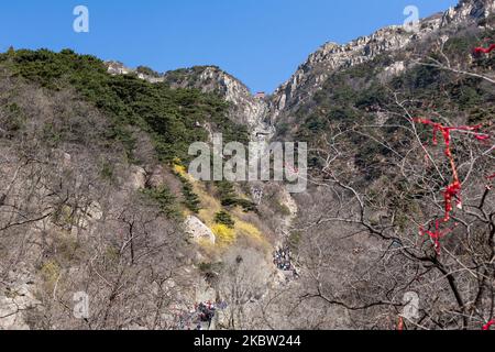 Taishan, China, den 23. April 2011. Ein Blick auf den Berg Tai von der Treppe, einem Berg von historischer und kultureller Bedeutung nördlich der Stadt Tai'an in der Provinz Shandong. Der Berg Tai ist als der östliche Berg der fünf Großen Berge Chinas bekannt. Sie ist mit Sonnenaufgang, Geburt und Erneuerung verbunden und wird oft als die erste der fünf angesehen. (Foto von Emeric Fohlen/NurPhoto) Stockfoto