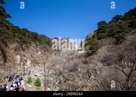 Taishan, China, den 23. April 2011. Ein Blick auf den Berg Tai von der Treppe, einem Berg von historischer und kultureller Bedeutung nördlich der Stadt Tai'an in der Provinz Shandong. Der Berg Tai ist als der östliche Berg der fünf Großen Berge Chinas bekannt. Sie ist mit Sonnenaufgang, Geburt und Erneuerung verbunden und wird oft als die erste der fünf angesehen. (Foto von Emeric Fohlen/NurPhoto) Stockfoto