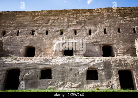 Yungang, China, 25. Mai 2011. Ein Blick auf die Yungang Höhlen. Diese Stätte ist eine alte chinesische buddhistische Tempelgrotte in der Nähe der Stadt Datong in der Provinz Shanxi. Sie sind hervorragende Beispiele von Felsarchitektur und eine der drei berühmtesten antiken buddhistischen Skulpturenstätten Chinas.(Foto: Emeric Fohlen/NurPhoto) Stockfoto