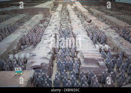 Xian, China, den 30. juni 2011. Ein Blick auf das Museum der Terrakotta-Armee. Es ist bekannt als eine Sammlung von Soldier-und-Pferd-Grabstatuen und Skulpturen, die die Armeen von Qin Shi Huang, dem ersten Kaiser von China, darstellen. Es ist eine Form von Grabkunst, die 210-209 v. Chr. mit dem Kaiser begraben wurde und deren Zweck es war, den Kaiser in seinem Jenseits zu schützen. (Foto von Emeric Fohlen/NurPhoto) Stockfoto