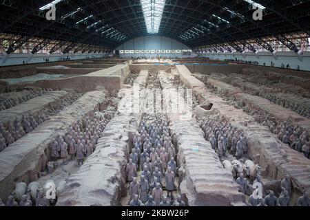 Xian, China, den 30. juni 2011. Ein Blick auf das Museum der Terrakotta-Armee. Es ist bekannt als eine Sammlung von Soldier-und-Pferd-Grabstatuen und Skulpturen, die die Armeen von Qin Shi Huang, dem ersten Kaiser von China, darstellen. Es ist eine Form von Grabkunst, die 210-209 v. Chr. mit dem Kaiser begraben wurde und deren Zweck es war, den Kaiser in seinem Jenseits zu schützen. (Foto von Emeric Fohlen/NurPhoto) Stockfoto