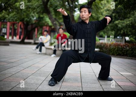 Shenzhen, China, 29. Februar 2012. Ein Mann macht sein Tai Chi im Lianhuashan Park. Shenzhen, Chine, le 29 februar 2012. UN homme fait son tai Chi dans le Parc de Lianhuashan. (Foto von Emeric Fohlen/NurPhoto) (Foto von Emeric Fohlen/NurPhoto) Stockfoto