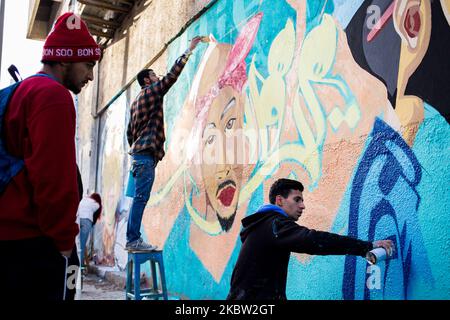 Tunis, Tunesien, 26. Januar 2017. Junge Leute aus der lokalen Hip-Hop-Community während eines Graffiti-Workshops. (Foto von Emeric Fohlen/NurPhoto) Stockfoto