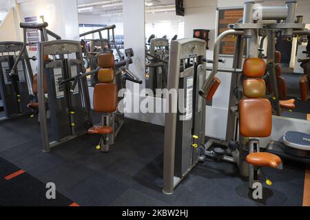 Eine allgemeine Sicht auf Oasis Gym, da sich Fitnessstudios und Freizeitzentren in Großbritannien auf die Wiedereröffnung am Samstag, den 25.. Juli vorbereiten, indem sie soziale Distanzierungen und COVID 19-konforme Schilder installieren. Am 22. Juli 2020 in Stanford Le Hope. VEREINIGTES KÖNIGREICH. (Foto von Jacques Feeney/MI News/NurPhoto) Stockfoto