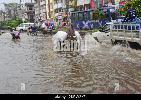 Fahrzeuge versuchen zu fahren und Bürger laufen am 22. Juli 2020 durch die Dhaka-Straßen in Bangladesch. Starker Monsunregen verursachte extreme Wassereintrümmungen in den meisten Gebieten der Stadt Dhaka in Bangladesch. Die Straßen waren unter Wasser, was die Reise langsam und gefährlich machte. (Foto von Mamunur Rashid/NurPhoto) Stockfoto
