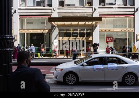 Mitglieder und Unterstützer der Chicago Teachers Union schließen sich einer Karawane vor dem Hauptsitz der Chicago Public Schools (CPS) an, während am 22. Juli 2020 ein Treffen des Chicago Board of Education in Chicago, IL, stattfindet. Unter Berufung auf Sicherheitsbedenken fordern die Lehrer in diesem Herbst Fernunterricht in Schulen während der COVID-19-Pandemie statt des von CPS festgelegten hybriden Plans. (Foto von Max Herman/NurPhoto) Stockfoto