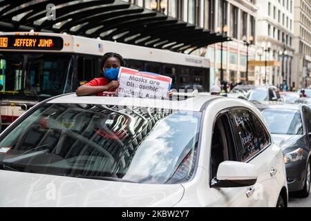 Mitglieder und Unterstützer der Chicago Teachers Union schließen sich einer Karawane vor dem Hauptsitz der Chicago Public Schools (CPS) an, während am 22. Juli 2020 ein Treffen des Chicago Board of Education in Chicago, IL, stattfindet. Unter Berufung auf Sicherheitsbedenken fordern die Lehrer in diesem Herbst Fernunterricht in Schulen während der COVID-19-Pandemie statt des von CPS festgelegten hybriden Plans. (Foto von Max Herman/NurPhoto) Stockfoto