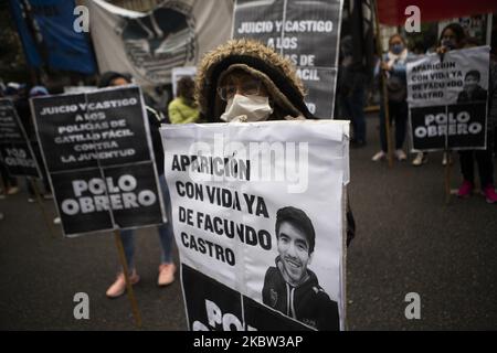 Eine Frau trägt ein Zeichen, das das Gesicht von Facundo Astudillo Castro zeigt, während einer Demonstration, um seinen Auftritt in Buenos Aires, Argentinien, am 22. Juli 2020 zu fordern. Astudillo Castro wurde zuletzt am 30. April gesehen, nachdem er von der Polizei in der Provinz Buenos Aires wegen Verstoßes gegen die Covid-19-Sperre gestoppt wurde. (Foto von Matías Baglietto/NurPhoto) Stockfoto