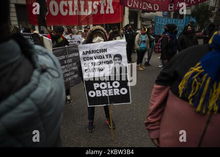 Eine Frau trägt ein Zeichen, das das Gesicht von Facundo Astudillo Castro zeigt, während einer Demonstration, um seinen Auftritt in Buenos Aires, Argentinien, am 22. Juli 2020 zu fordern. Astudillo Castro wurde zuletzt am 30. April gesehen, nachdem er von der Polizei in der Provinz Buenos Aires wegen Verstoßes gegen die Covid-19-Sperre gestoppt wurde. (Foto von MatÃ­as Baglietto/NurPhoto) Stockfoto