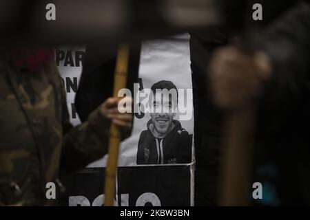 Ein Zeichen, das das Gesicht von Facundo Astudillo Castro zeigt, wird während einer Demonstration gesehen, um seinen Auftritt in Buenos Aires, Argentinien, am 22. Juli 2020 zu fordern. Astudillo Castro wurde zuletzt am 30. April gesehen, nachdem er von der Polizei in der Provinz Buenos Aires wegen Verstoßes gegen die Covid-19-Sperre gestoppt wurde. (Foto von Matías Baglietto/NurPhoto) Stockfoto