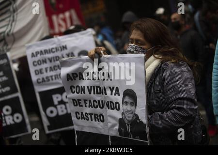 Eine Frau trägt ein Zeichen, das das Gesicht von Facundo Astudillo Castro zeigt, während einer Demonstration, um seinen Auftritt in Buenos Aires, Argentinien, am 22. Juli 2020 zu fordern. Astudillo Castro wurde zuletzt am 30. April gesehen, nachdem er von der Polizei in der Provinz Buenos Aires wegen Verstoßes gegen die Covid-19-Sperre gestoppt wurde. (Foto von Matías Baglietto/NurPhoto) Stockfoto