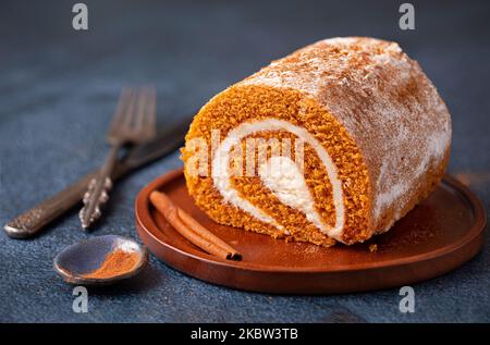 Herbst festliche Kürbisrolle in einem hölzernen Servierteller Stockfoto