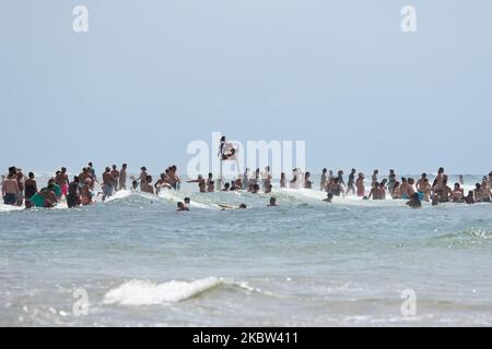 Am 21. Juli 2020 drängten sich Touristen in Moliets und Maa, in der Strandstadt in Nouvelle Aquitaine, Frankreich. (Foto von Jerome Gilles/NurPhoto) Stockfoto