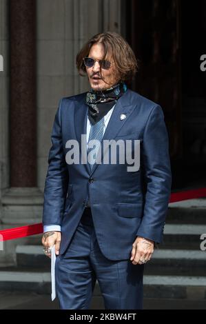 Johnny Depp trifft am 14. Tag der Anhörung zum Verleumdungsverfahren gegen die Zeitung Sun am 24. Juli 2020 in London, England, vor den königlichen Gerichtshöfen ein. Heute wird das Gericht von den letzten Zeugen des Verlegers der Sun, News Group Newspapers, hören, da Johnny Depp die Zeitung wegen eines Artikels aus dem Jahr 2018 verklagt, in dem ihm vorgeworfen wurde, während ihrer Ehe gegen Amber Heard gewalttätig gewesen zu sein. (Foto von Wiktor Szymanowicz/NurPhoto) Stockfoto