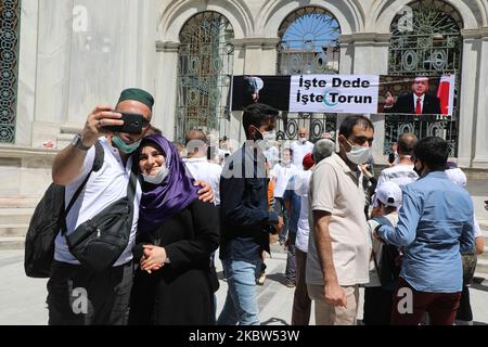 Die Menschen warten darauf, dass am 24. Juli 2020 in Istanbul, Türkei, die ersten offiziellen Freitagsgebete vor der Hagia Sophia Moschee beginnen. Der türkische Präsident Recep Tayyip Erdogan nahm am ersten Freitagsgebet in der Hagia Sophia-Moschee Teil, nachdem sie offiziell aus einem Museum in eine Moschee umgewandelt wurde. Die umstrittene Entscheidung, den Status der ikonischen Gebäude zu ändern, kam, nachdem das höchste Verwaltungsgericht der Türkei am 10. Juli beschlossen hatte, den Status der Gebäude als Museum zu widerrufen, das die Umwandlung in eine Moschee zulässt. Im Laufe seiner Geschichte diente das UNESCO-Weltkulturerbe als byzantinische Katze Stockfoto