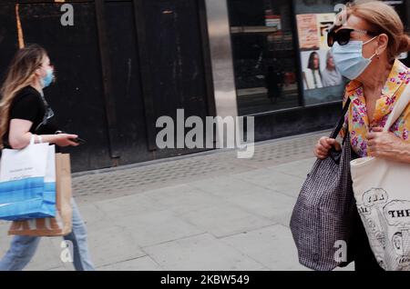 Käufer mit Gesichtsmasken kommen am 24. Juli 2020 an der Oxford Street in London, England, an der ehemaligen Flagship-Filiale des Musik- und Videohändlers HMV vorbei. Ab heute müssen Gesichtsbezüge in Geschäften und Supermärkten in ganz England getragen werden, wie es bereits im öffentlichen Verkehr der Fall ist. Auch heute zeigten die britischen Einzelhandelsumsatzdaten des Office for National Statistics (ONS) für Juni einen Anstieg von 13,9 Prozent gegenüber dem Vormonat, was die Hoffnung auf einen starken wirtschaftlichen Rückschlag nach der erzwungenen Inaktivität des Coronavirus-Sperrens verstärkt. (Foto von David Cliff/NurPhoto) Stockfoto