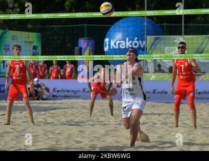 Asseco Resovia (Rot) gegen Grupa Azoty ZAKSA Kedzierzyn-Kozle (Weiß) Volleyballspiel während des PreZero Grand Prix Turniers in Krakau im Sportkomplex KS Wanda Krakau. Die besten Volleyballspieler der PlusLiga, die TAURON Liga, treffen sich an diesem Wochenende in Krakau während der ersten drei Turniere des PreZero Grand Prix. Am Samstag, den 25. Juli 2020, in Krakau, Woiwodschaft Kleinpolen, Polen. (Foto von Artur Widak/NurPhoto) Stockfoto