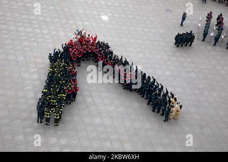 Moskau, Russland. Am 4.. November 2022 nehmen im Rahmen der Feierlichkeiten zum Tag der Nationalen Einheit in Moskau, Russland, am Haupteingang des VDNKh-Ausstellungszentrums an einem Flashmob „We are united“ Teil Stockfoto