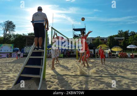 Asseco Resovia (Rot) gegen Grupa Azoty ZAKSA Kedzierzyn-Kozle (Weiß) Volleyballspiel während des PreZero Grand Prix Turniers in Krakau im Sportkomplex KS Wanda Krakau. Die besten Volleyballspieler der PlusLiga, die TAURON Liga, treffen sich an diesem Wochenende in Krakau während der ersten drei Turniere des PreZero Grand Prix. Am Samstag, den 25. Juli 2020, in Krakau, Woiwodschaft Kleinpolen, Polen. (Foto von Artur Widak/NurPhoto) Stockfoto