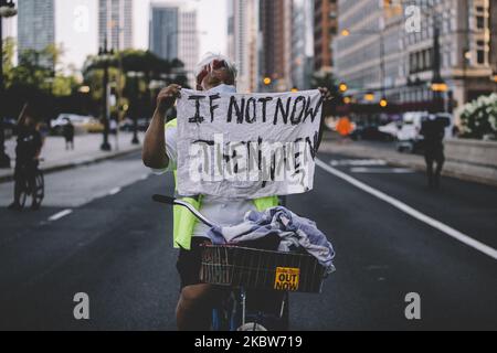 Am 25. Juli 2020 marschieren Demonstranten in Chicagoin Chicago, USA, in die Straßen. Beim kürzlich entfernten Christopher Columbus-Statut fand eine Kundgebung mit Blue Lives Matter statt, die vor kurzem zu Zusammenstößen und Kontroversen führte. Später am Tag marschierte ein Protest der Black Lives Matter durch Chicagos Stadtzentrum. (Foto von Jim Vondruska/NurPhoto) Stockfoto