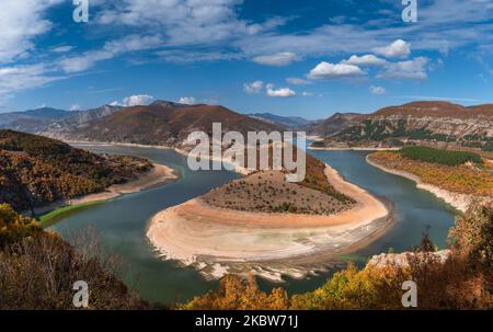 Herbstansicht der Arda-Flussbiegung bei Kardzhali im Süden Bulgariens Stockfoto