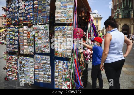 Touristen blicken während der Coronavirus-Pandemie auf den Hauptplatz, ein beliebtes Touristenziel. Krakau, Polen, am 26. Juli 2020. Nur sehr wenige Menschen, die Krakau besuchen, tragen Gesichtsschutzmasken und halten soziale Distanz, während Polens Coronavirus-Fälle an diesem Wochenende auf 43.065 und die Todesfälle auf 1.671 gestiegen sind. (Foto von Beata Zawrzel/NurPhoto) Stockfoto