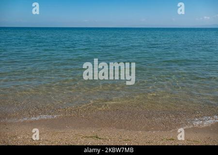 Alltag am Sandstrand von Agia Triada in der Nähe von Thessaloniki in Griechenland am 26. Juli 2020. Agia Triada ist ein Sommer-Touristenziel für Einheimische und ausländische Touristen für Ferien vor allem aus den Balkanländern. Der Strand ist mit der Blauen Flagge ausgezeichnet, hat typisch für griechische Strände und die Ägäis, kristallklares, transparentes Meerwasser, goldenen Sand und viele touristische Einrichtungen wie eine Fußgängerzone Uferstraße neben dem Ufer, kostenlose Duschen usw. Es gibt Hotels, Tavernen, Restaurants, Bars und Strandbars in der Gegend, die nur ein paar Minuten Fahrt vom internationalen Flughafen Thessaloniki entfernt ist Stockfoto