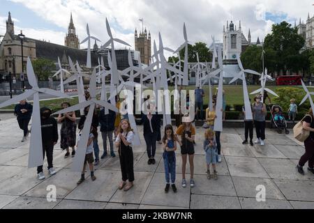 Eltern und Kinder halten handgefertigte Windturbinen bereit und errichten einen Windpark außerhalb der Downing Street, um nach der Coronavirus-Pandemie am 26. Juli 2020 in London, England, eine grüne wirtschaftliche Erholung zu fordern. (Foto von Wiktor Szymanowicz/NurPhoto) Stockfoto
