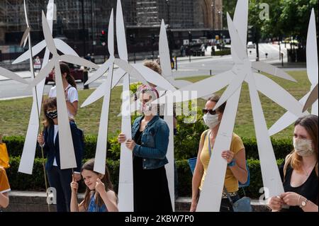 Eltern und Kinder halten handgefertigte Windturbinen bereit und errichten einen Windpark außerhalb der Downing Street, um nach der Coronavirus-Pandemie am 26. Juli 2020 in London, England, eine grüne wirtschaftliche Erholung zu fordern. (Foto von Wiktor Szymanowicz/NurPhoto) Stockfoto