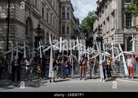 Eltern und Kinder halten handgefertigte Windturbinen bereit und errichten einen Windpark außerhalb der Downing Street, um nach der Coronavirus-Pandemie am 26. Juli 2020 in London, England, eine grüne wirtschaftliche Erholung zu fordern. (Foto von Wiktor Szymanowicz/NurPhoto) Stockfoto