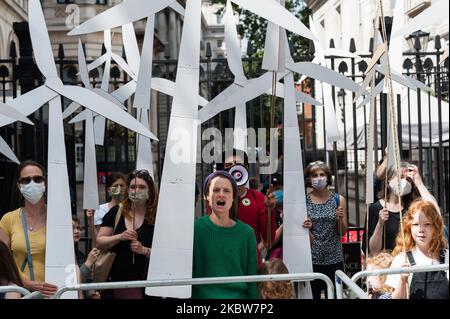 Eltern und Kinder halten handgefertigte Windturbinen bereit und errichten einen Windpark außerhalb der Downing Street, um nach der Coronavirus-Pandemie am 26. Juli 2020 in London, England, eine grüne wirtschaftliche Erholung zu fordern. (Foto von Wiktor Szymanowicz/NurPhoto) Stockfoto