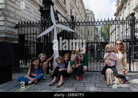 Eltern und Kinder halten handgefertigte Windturbinen bereit und errichten einen Windpark außerhalb der Downing Street, um nach der Coronavirus-Pandemie am 26. Juli 2020 in London, England, eine grüne wirtschaftliche Erholung zu fordern. (Foto von Wiktor Szymanowicz/NurPhoto) Stockfoto