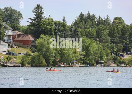 Am 25. Juli 2020 fahren Menschen mit dem Kajak entlang des Musselman's Lake in Whitchurch-Stouffville, Ontario, Kanada. (Foto von Creative Touch Imaging Ltd./NurPhoto) Stockfoto