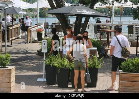 Hostessen, die Gesichtsmasken tragen, um sie vor der neuartigen Coronavirus-Pandemie (COVID-19) zu schützen, warten am 25. Juli 2020 auf eine Terrasse eines Restaurants im Cedar Lake Resort in Whitchurch-Stouffville, Ontario, Kanada. (Foto von Creative Touch Imaging Ltd./NurPhoto) Stockfoto