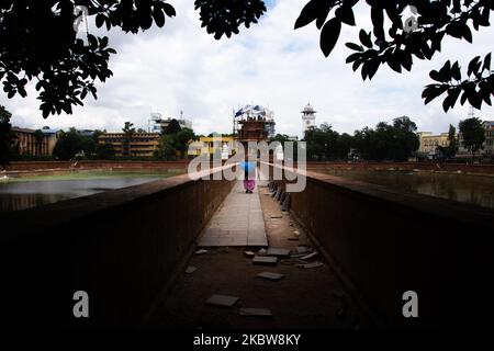 Nepalesische Arbeiter arbeiten auf einer Baustelle von Rani Pokhari, die am 26. Juli 2015 durch das Erdbeben in Kathmandu, Nepal, beschädigt wurde. 2020. (Foto von Rojan Shrestha/NurPhoto) Stockfoto