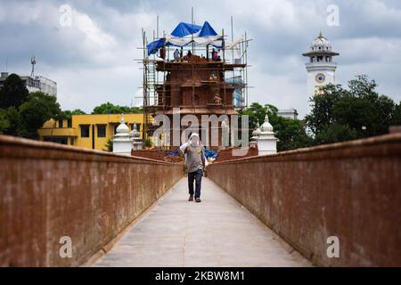 Nepalesische Arbeiter arbeiten auf einer Baustelle von Rani Pokhari, die am 26. Juli 2015 durch das Erdbeben in Kathmandu, Nepal, beschädigt wurde. 2020. (Foto von Rojan Shrestha/NurPhoto) Stockfoto